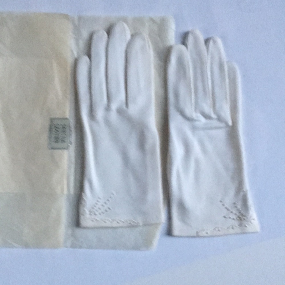Vintage Grandoe gloves off white size 7